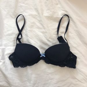 GILLY HICKS LACE BRA